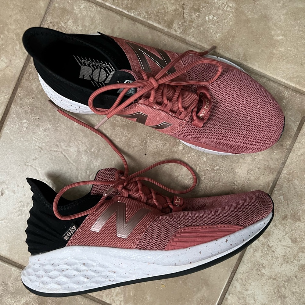 Womens New Balance Tennis Shoes 9.5